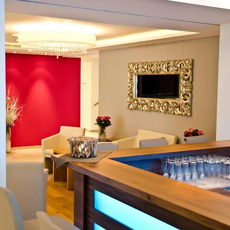 فندق Garni Alpenland 4*